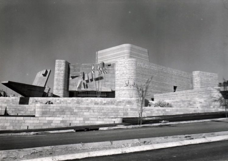 בניית התיאטרון, ראשית שנות ה-70