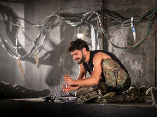 שחקן פיראס נסאר כורע ברך