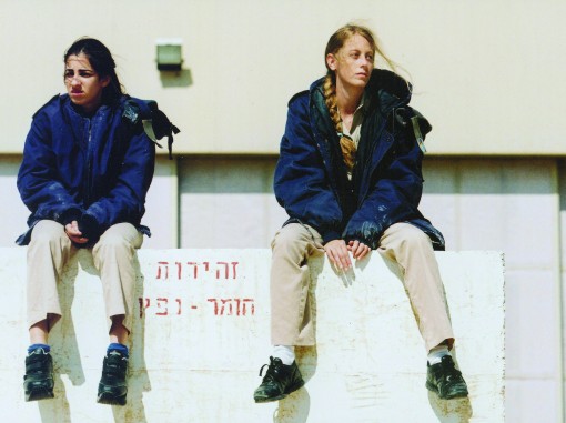 שתי חיילות יושבות