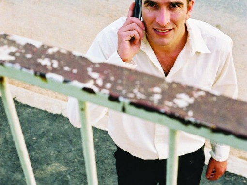 גבר מדבר בטלפון