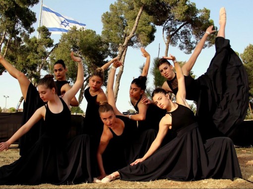 נערות לבושות בשחור בפוזה מול המצלמה באזור של מאורחי הקלעים באירוע חיצוני