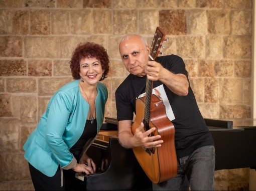 מיקי גאבריאלוב ואתרית בלצן יושבים ליד פסנתר