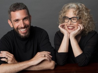 חוה אלבשטיין ושלומי שבן יושבים ומחייכים