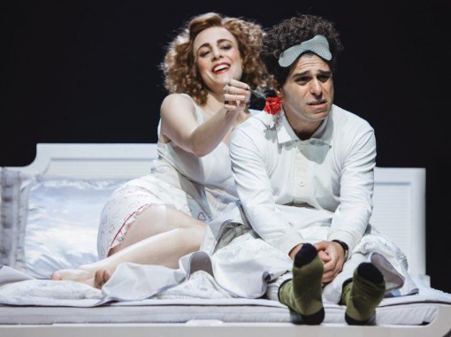 זוג על המיטה