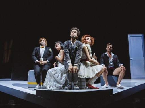 שחקנים בוהים בחלל