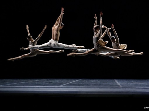 רקדנים על הבמה