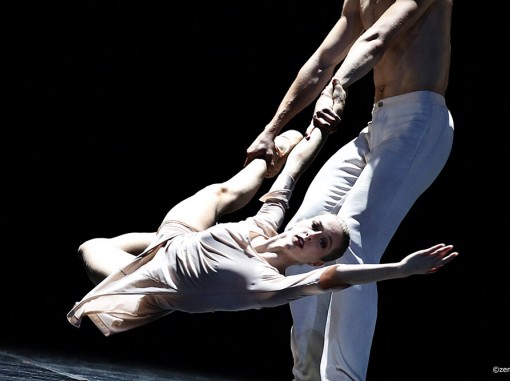 רקדנים על הבמה