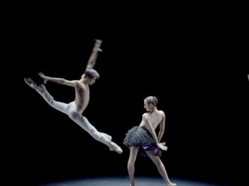 רקדנים על הבמה