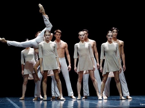 רקדנים על הבמה