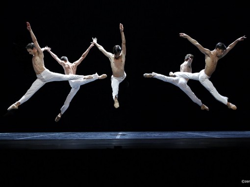 רקדנים על הבמה