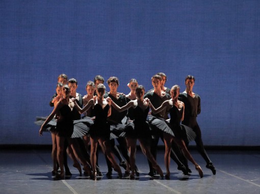 רקדנים על הבמה