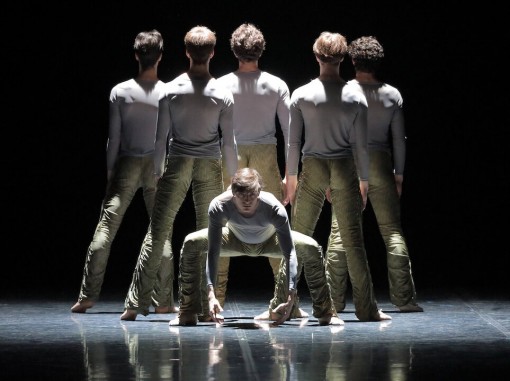 רקדנים על הבמה