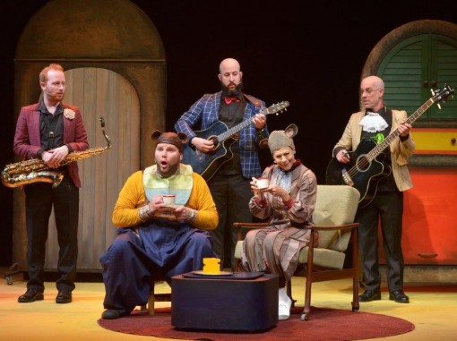 דמויות ההצגה שותות תה ומנגנות