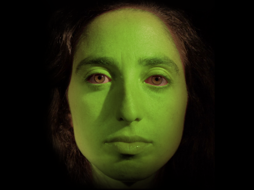 דיוקן אישה שפניה ירוקים