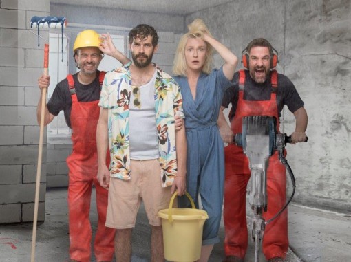 ארבעה שחקנים בבגדי שיפוצניקים וכלי שיפוץ