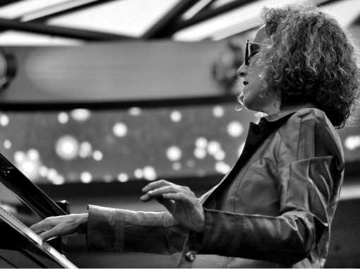 ענת פורט ליד הפסנתר. צילום שחור לבן.