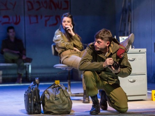 חייל מחזיק במצלמה במשרד צבאי