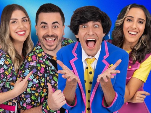 המשתתפים בבגדים צבעוניים ועליזים