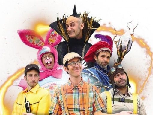 דמויות המחזה בבגדים צבעוניים