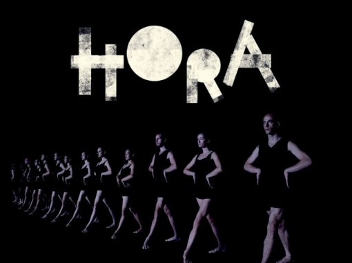 רקדניות בשחור לבן ברקע כיתוב לועזי 'הורה'