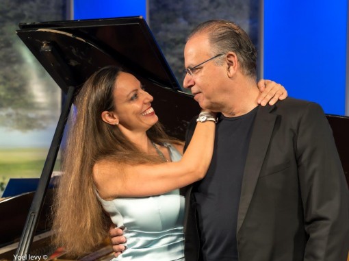 אורית וולף נשענת על כתפו של נתן דטנר מחייכים