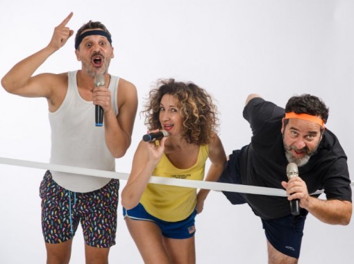 המשתתפים מחזיקים מיקרופונים לבושים בבגדי התעמלות קצרים