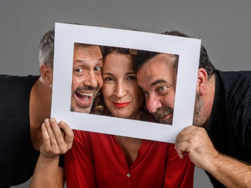 שלושת המשתתפים מנסים לדחוס את פניהם לתוך מסגרת תמונה