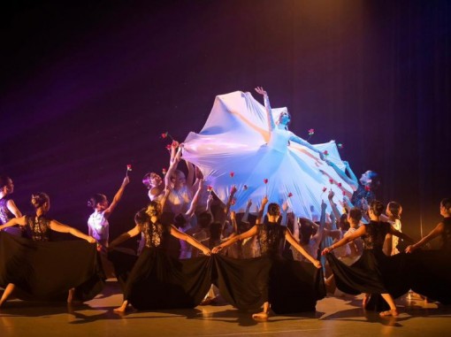 רקדנים על הבמה