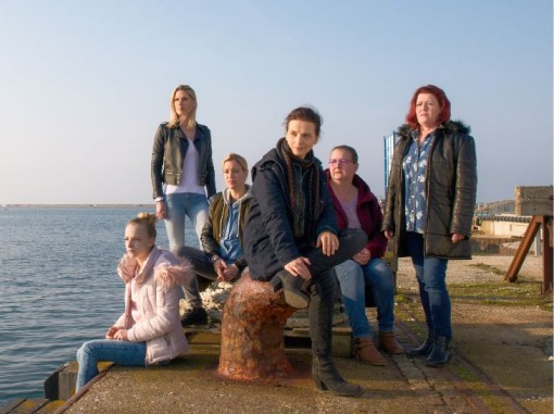 שש נשים ישובות ליד המזח