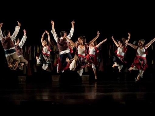 רקדנים על הבמה 