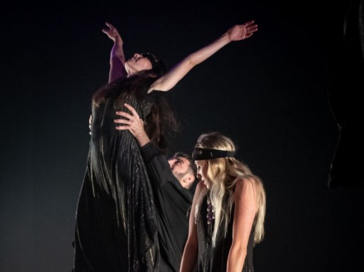 רקדנים על הבמה 