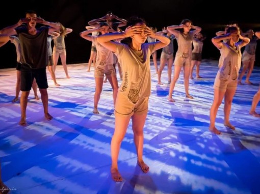 רקדנים על הבמה 