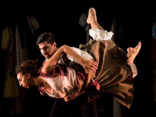 רקדנים על הבמה 