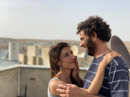 זוג מביט האחד בשנייה