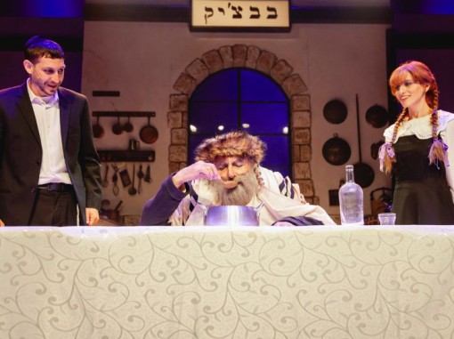 שחקנים על הבמה
