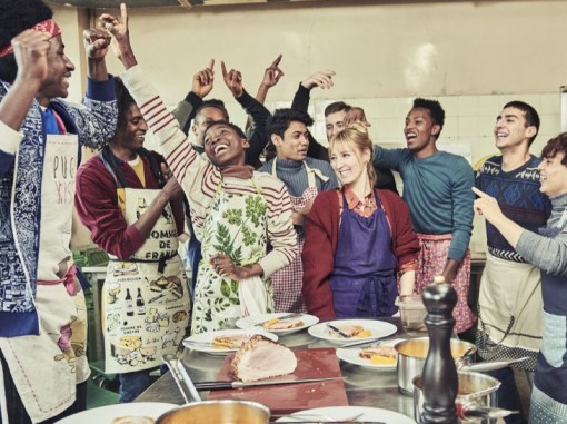 שפית ותלמידיה מסביב במטבח