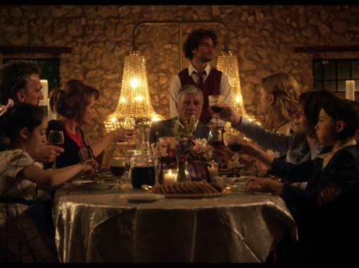 משפחה סביב שולחן