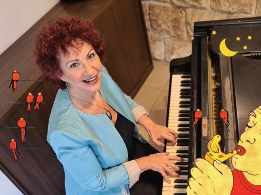 אסתרית בלצן ליד הפסנתר