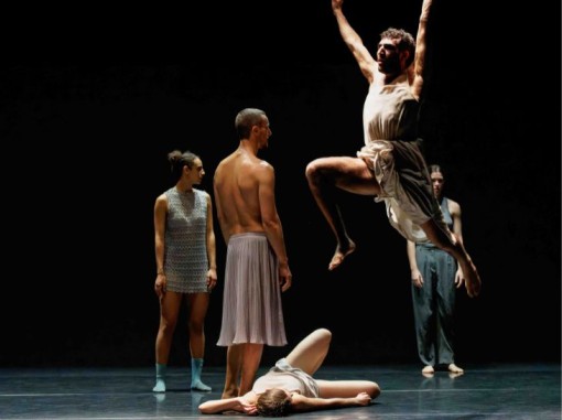 רקדנים על הבמה 