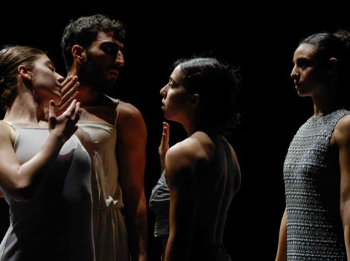 רקדניות על הבמה