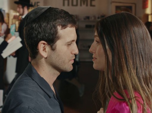 תקריב זוג מביט האחד בשנייה. הוא חובש כיפה.