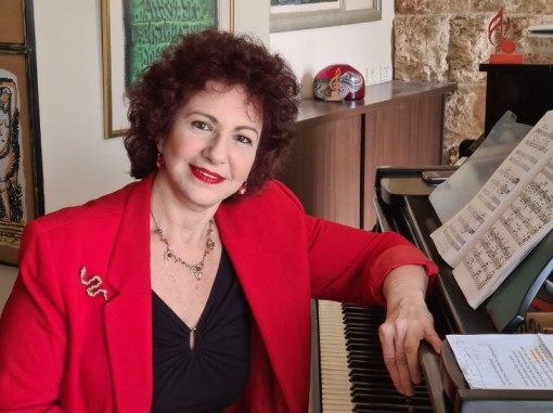 אסתרית בלצן ליד הפסנתר