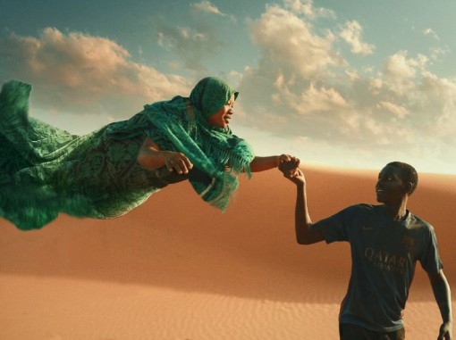 נער במדבר אוחז ידה של דמות אישה המרחפת באוויר