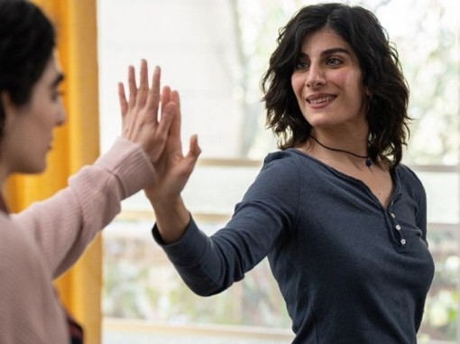 שתי צעירות נותנות כף האחת לשנייה