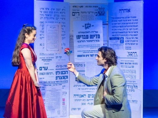 צעיר מגיש לצעירה פרח