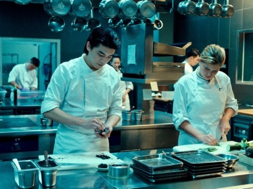 טבח וטבחית במטבח של מסעדה