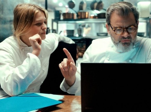 טבח וטבחית מביטים במחשב נישא