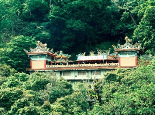 בית בטאיוואן על צלע הר ירוק