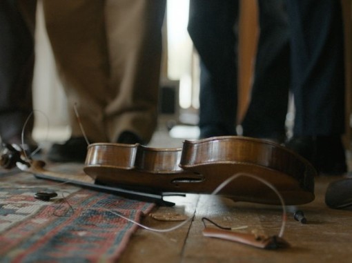 תקריב כינור שבור ומנופץ על הרצפה