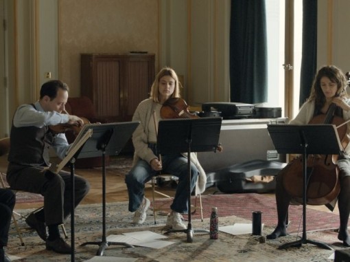 מוזיקאים צעירים מנגנים בכלי מיתר